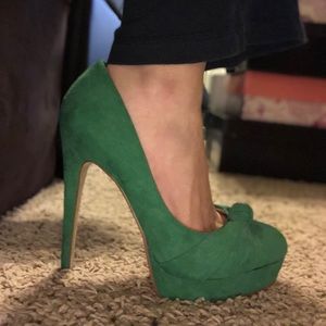 Shoedazzle Delanna green suede heels 7
